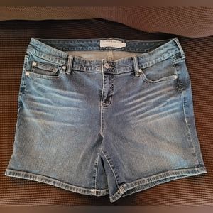 TORRID CLASSIC SKINNY SHORT - VINTAGE STRETCH MEDIUM WASH - 18